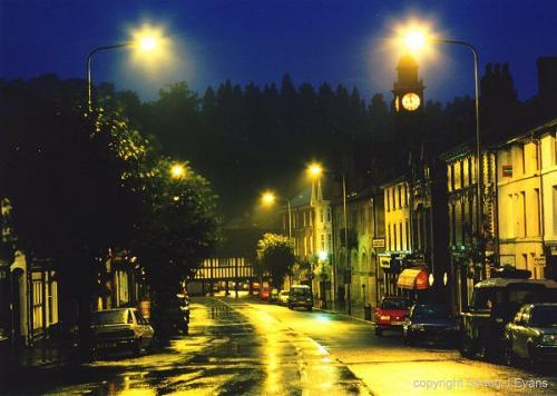 Great Oak Street, Llanidloes in the rain